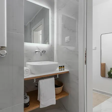 ιωκα / The Urbitality Project Apartment